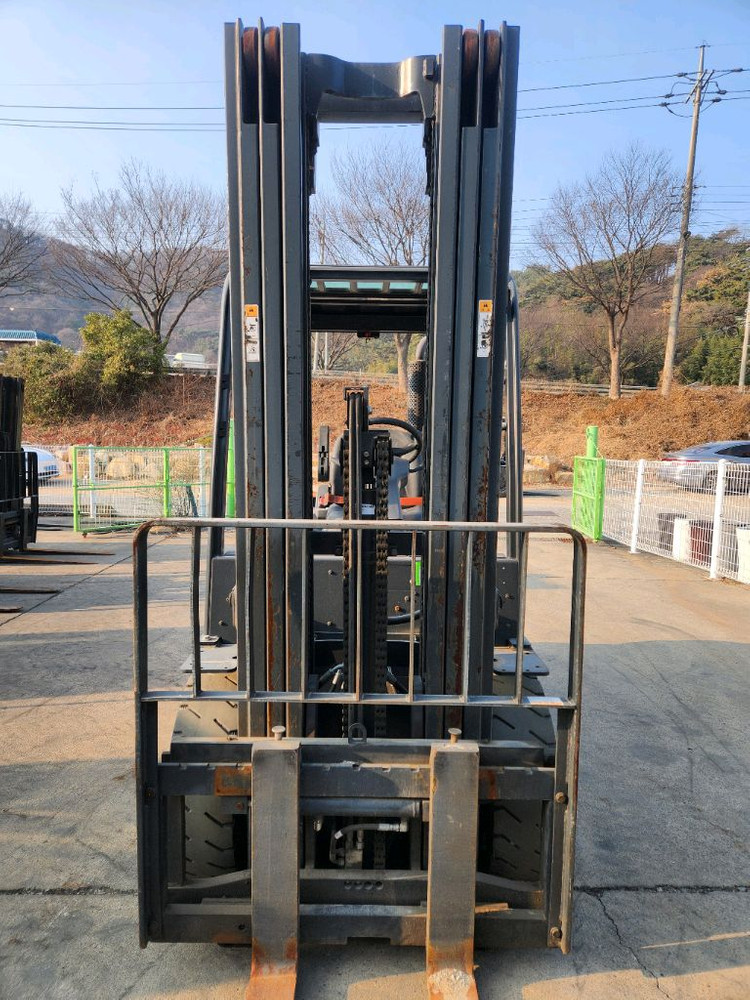신품수준의 중고지게차 두산 3톤 삼단마스트 이미지