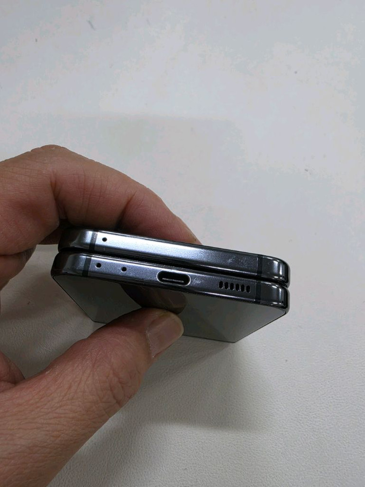 갤럭시 Z플립5 블랙 256GB 무잔상 이미지