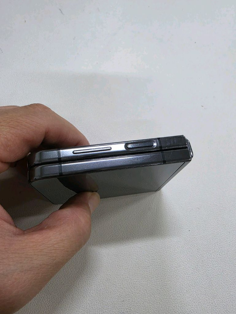 갤럭시 Z플립5 블랙 256GB 무잔상 이미지