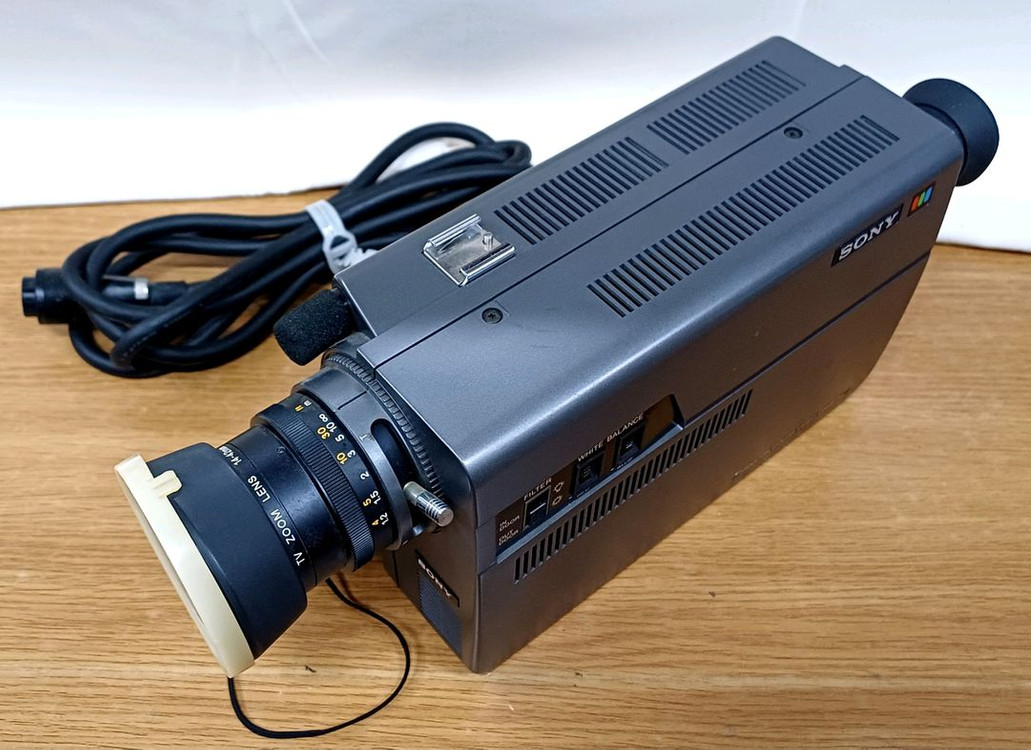 소니 최초의 비디오카메라 트리니콘 HVC-1100 이미지