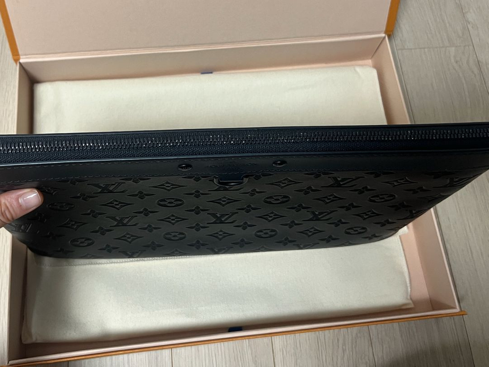 모노그램 섀도우 레더 포쉐트 클러치백 블랙 M62903 이미지