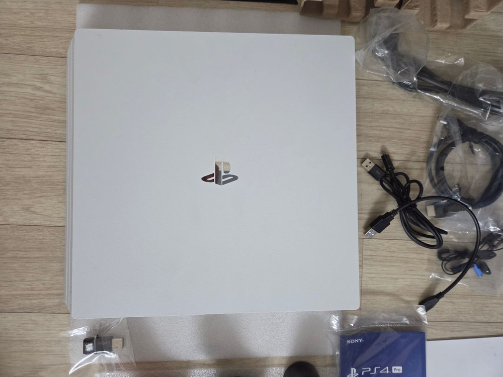 극상PS4Pro 1Tb화이트7218Box세트(SSD 1TB/펌웨어 9.0)패드3,충전기 이미지
