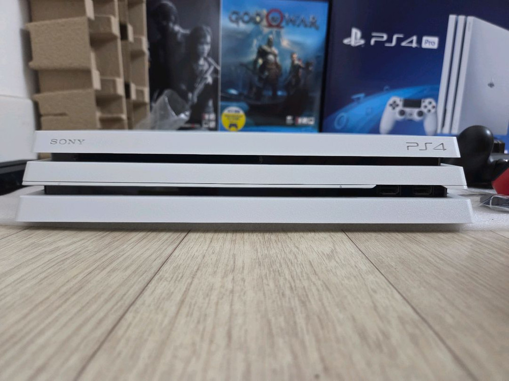 극상PS4Pro 1Tb화이트7218Box세트(SSD 1TB/펌웨어 9.0)패드3,충전기 이미지