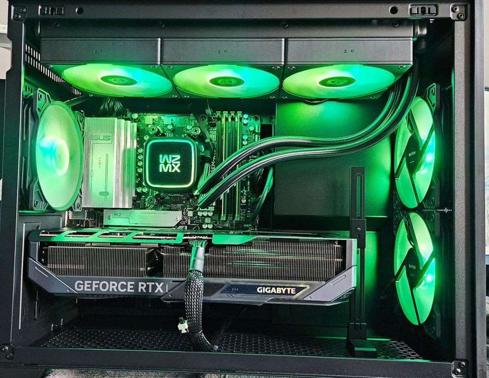 9800X3D , RTX 5070 ti ,32GB , 2TB 이미지
