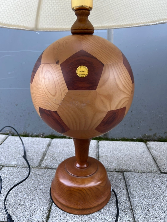 나무 축구공 조명 스탠드 한쌍 이미지