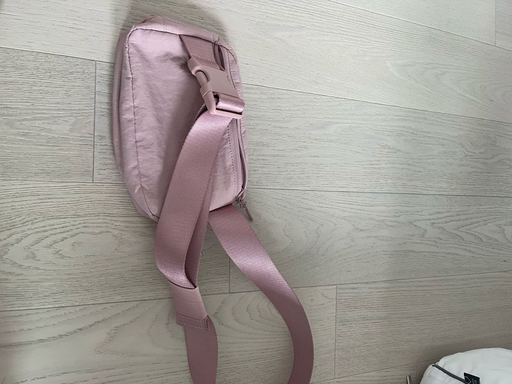 룰루레몬 크로스 밸트백 핑크색 이미지