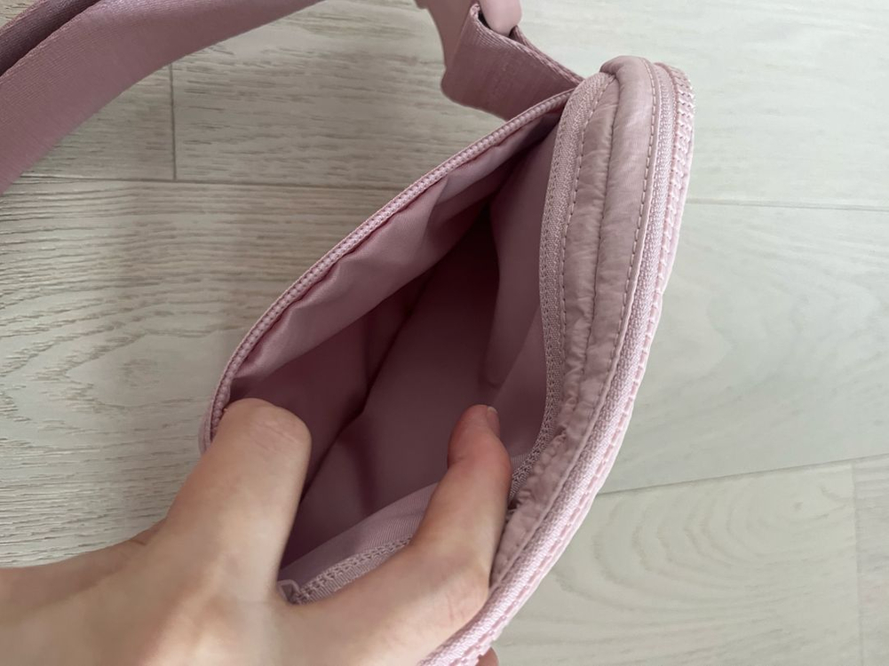 룰루레몬 크로스 밸트백 핑크색 이미지