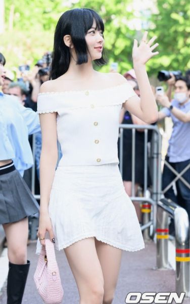 민효린 스테이시 윤 이나연 르세라핌 홍은채 착용) 산드로 화이트 오프숄더 38사이즈 이미지