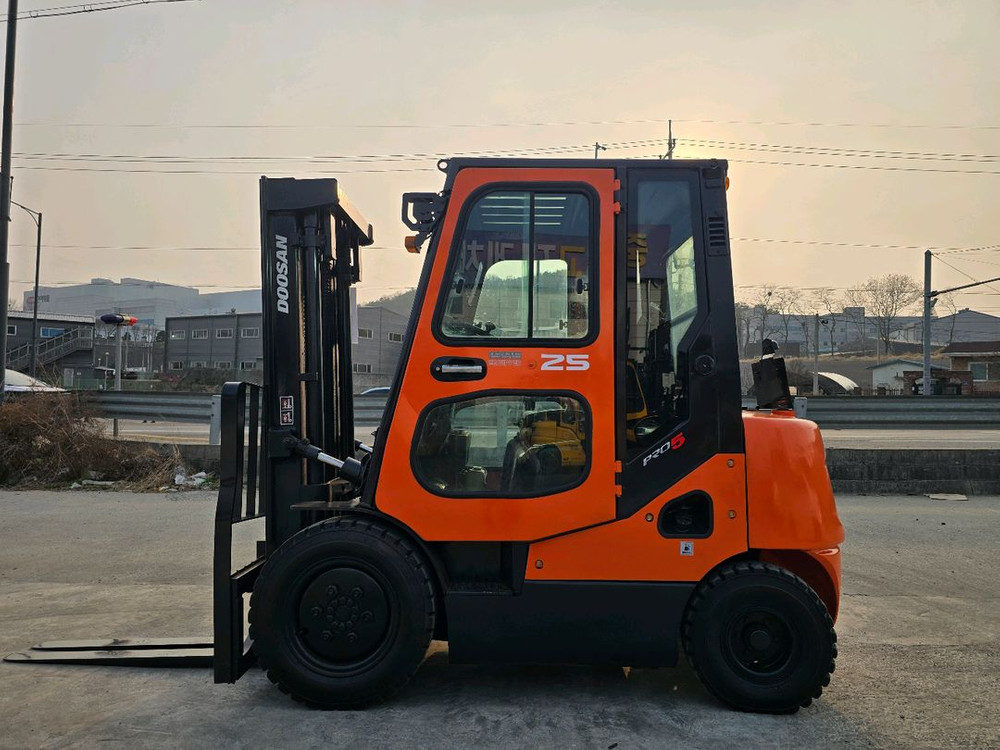A급두산 중고지게차 2.5톤 캐빈 15년식 디젤지게차 1650만원 이미지