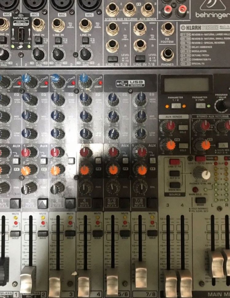 베링거 QX1204USB 믹싱 콘솔 이미지