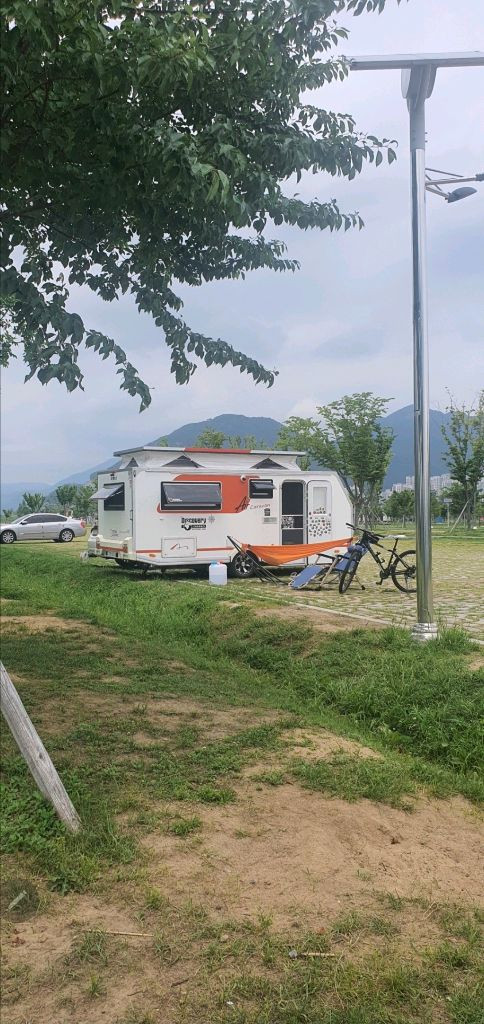 부산 울산 창원 경남 카라반 팝니다 지하주차장 주차가능 화장실 샤워장 루프폴딩 캠핑카 팝업텐트 텐트트레일러 이미지