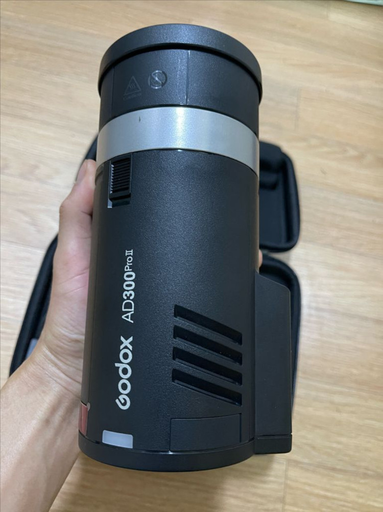 고독스 AD300Pro II 2세대 아웃도어 플래시 이미지