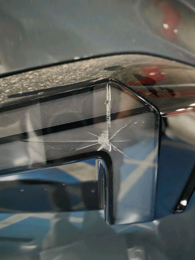 BMW XM 우측 테일램프 판매(중고 파손) 이미지