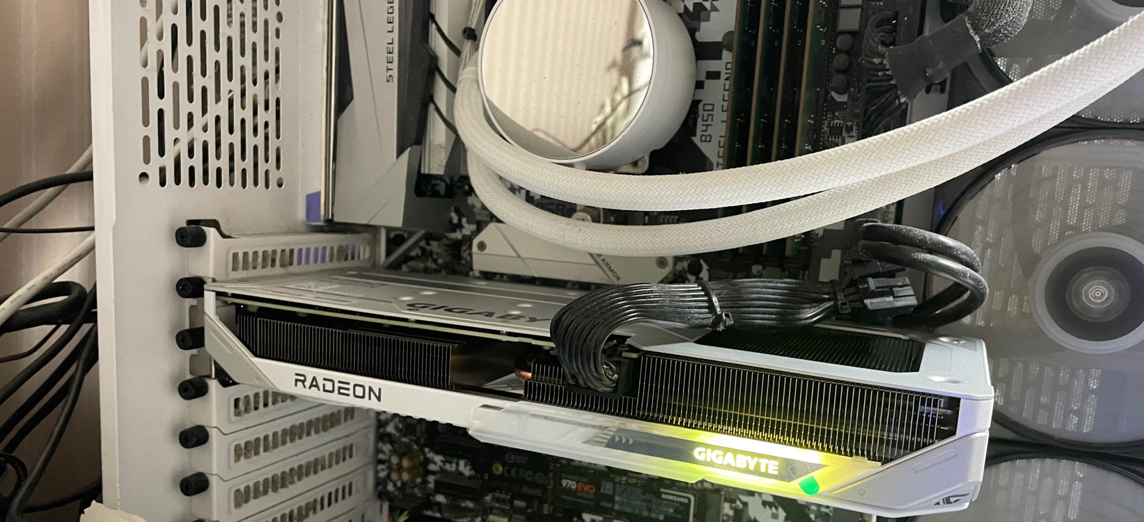 RX 9070 XT 게이밍 그래픽카드 이미지