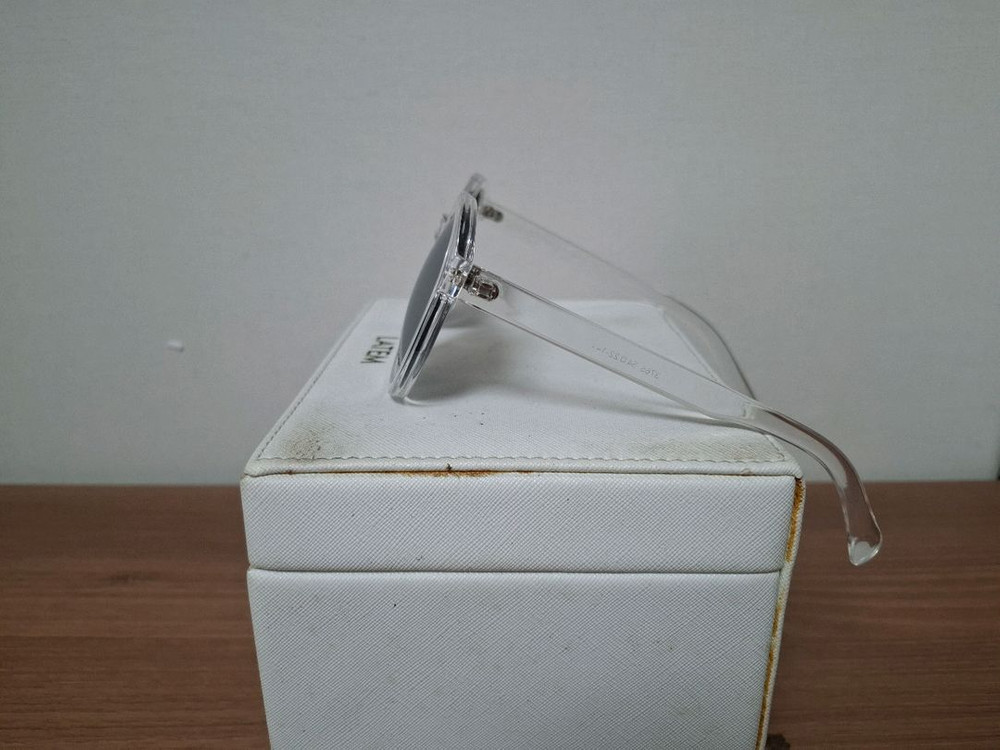 투명 틴트 선글라스 이미지