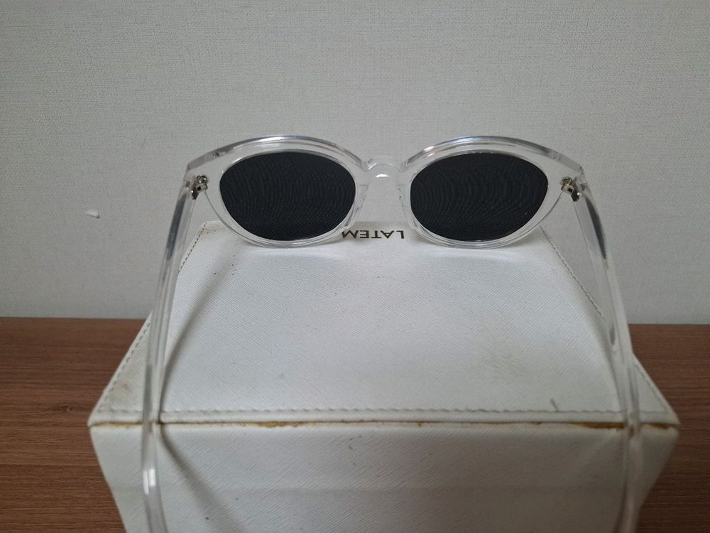 투명 틴트 선글라스 이미지
