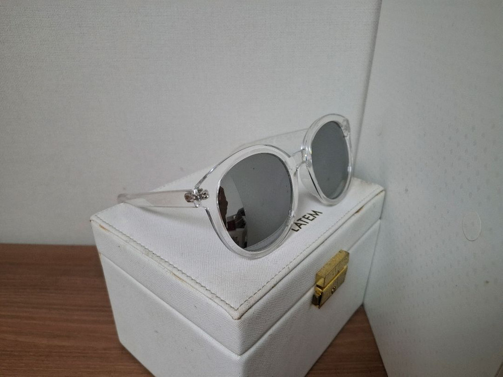 투명 틴트 선글라스 이미지