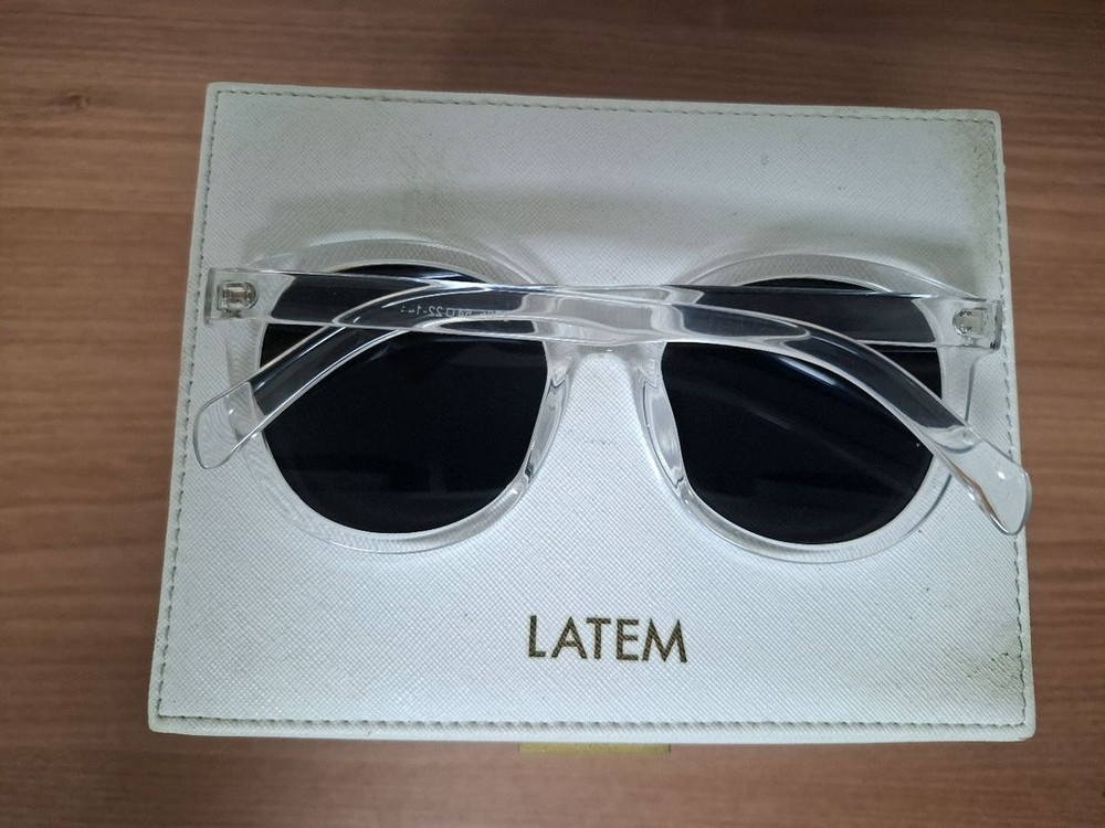 투명 틴트 선글라스 이미지