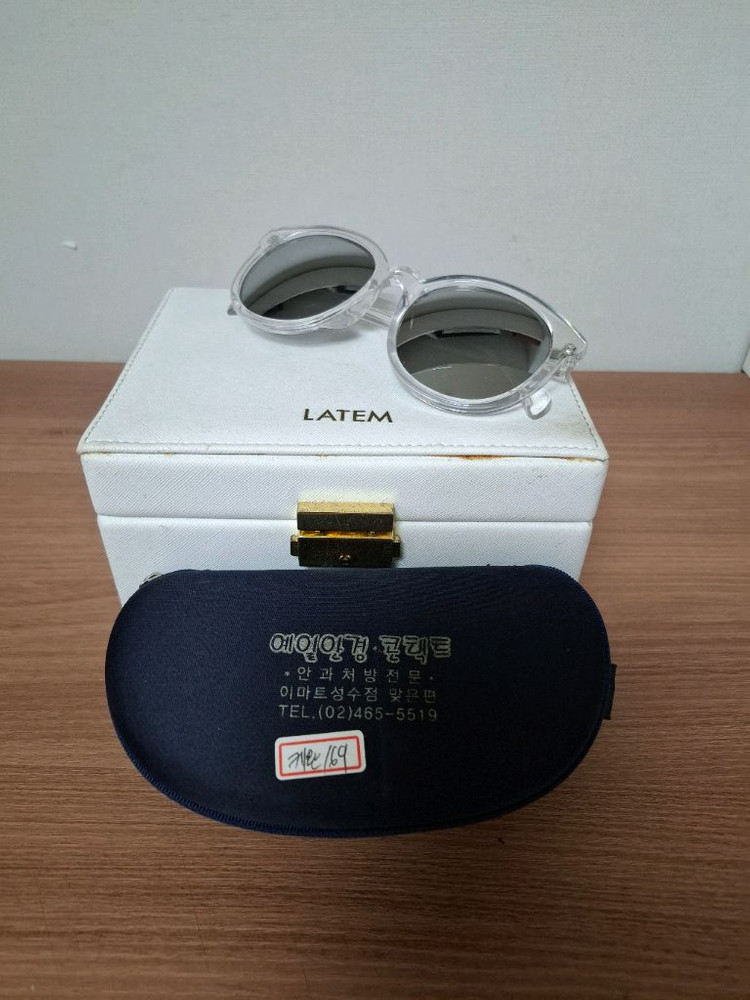 투명 틴트 선글라스 이미지