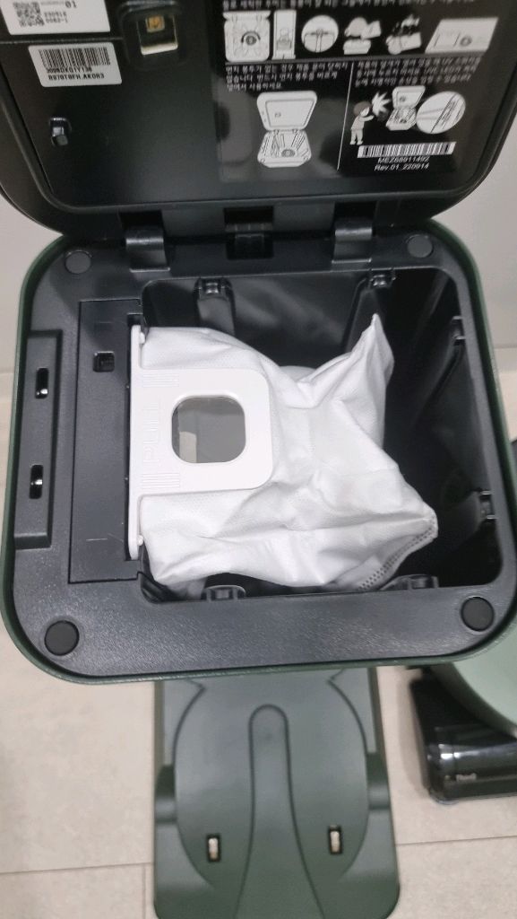 LG오브제 먼지 로봇청소기 R9 먼지스테이션 포함 이미지
