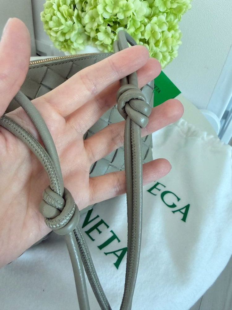 정품 보테가베네타 미니 루프 카메라 백 말차색 이미지