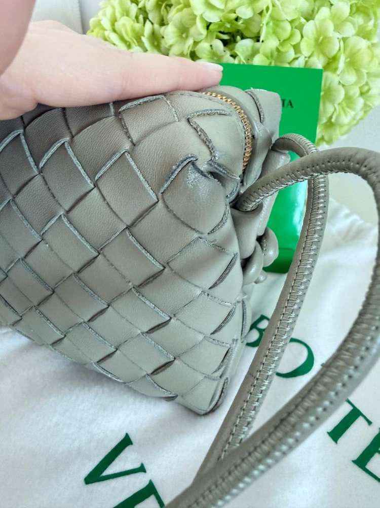 정품 보테가베네타 미니 루프 카메라 백 말차색 이미지
