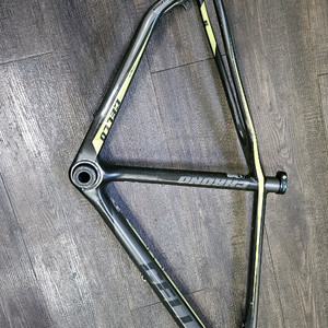 카본 프레임 MTB 이미지