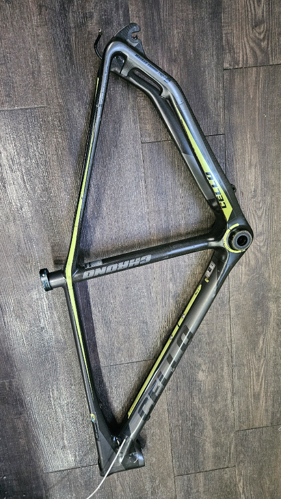 카본 프레임 MTB 이미지