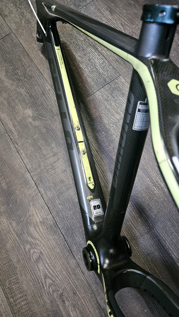 카본 프레임 MTB 이미지