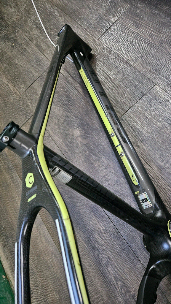 카본 프레임 MTB 이미지