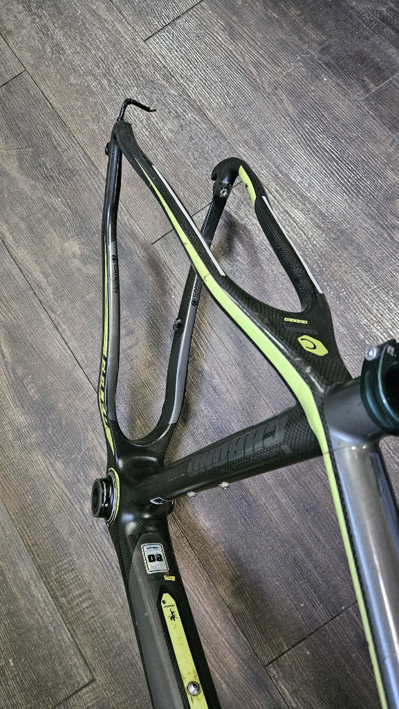 카본 프레임 MTB 이미지