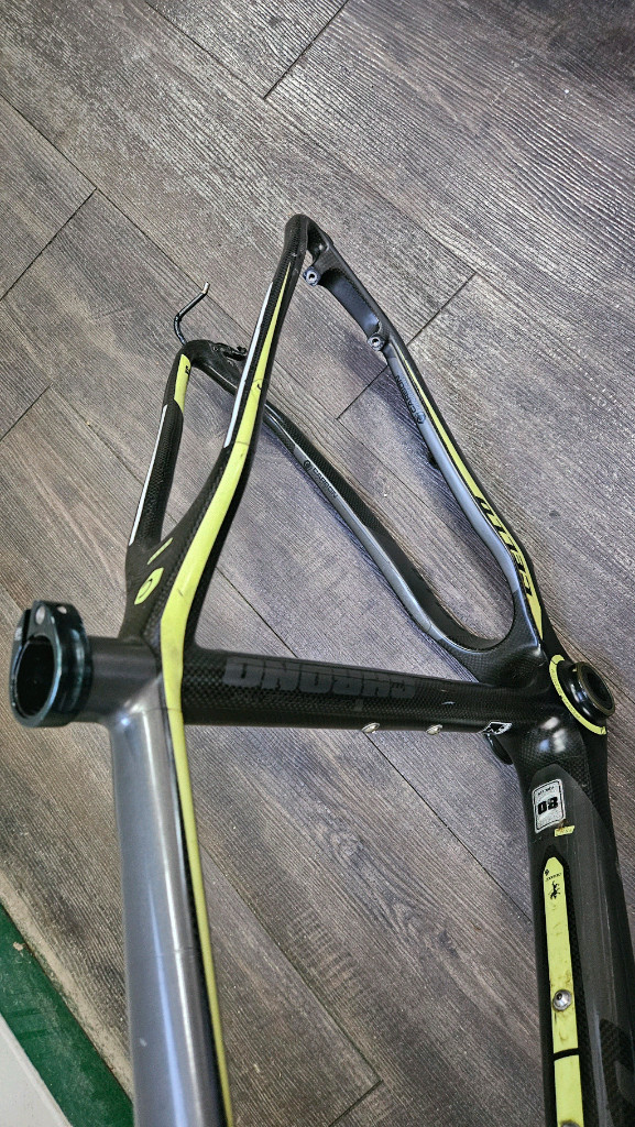 카본 프레임 MTB 이미지