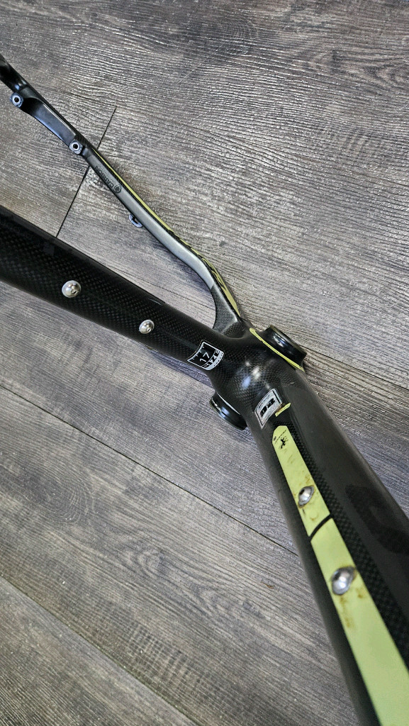 카본 프레임 MTB 이미지