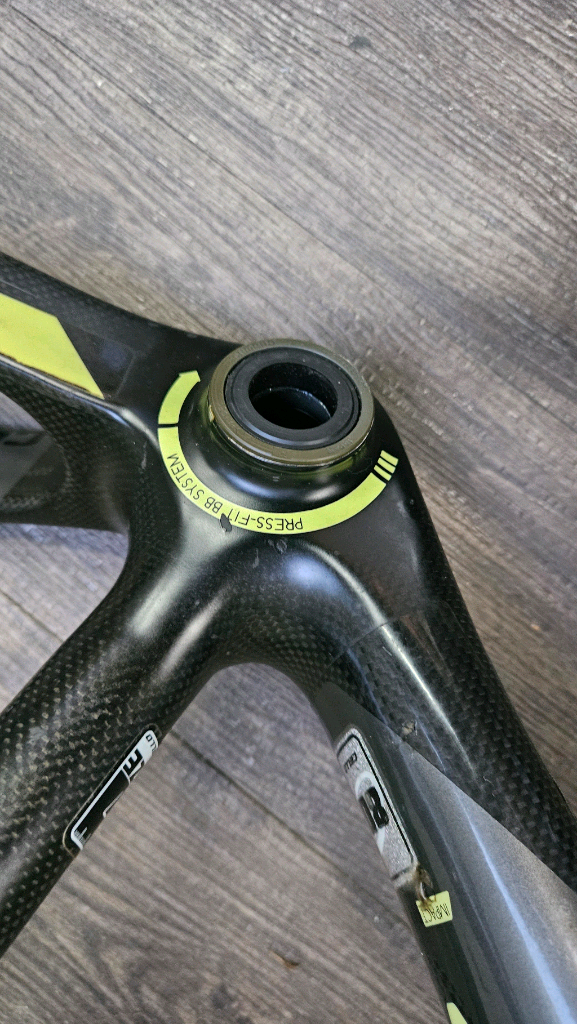 카본 프레임 MTB 이미지