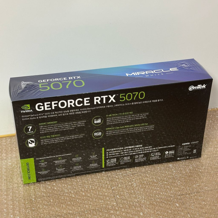 이엠텍 RTX5070 12GB 미라클 화이트 미개봉 이미지