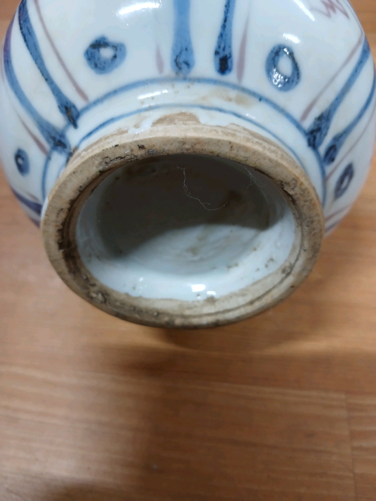 청화백자 문양이 아름다운 세월감있는 중국 도자기 화병입니다. 철화로 그려진 섬세한 문양이 고급스러움 이미지