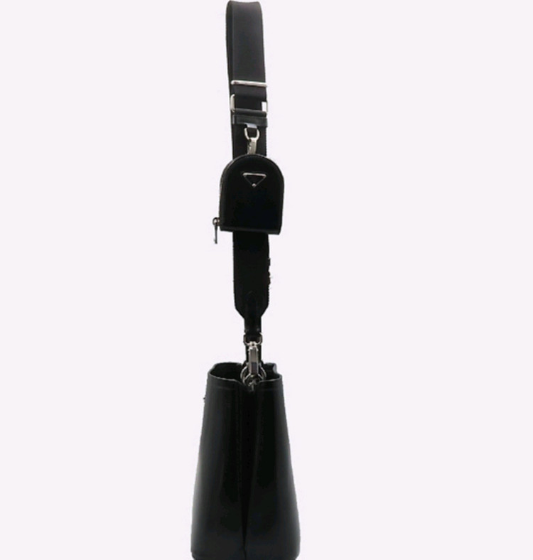 프라드 브러시드 버킷백 이미지
