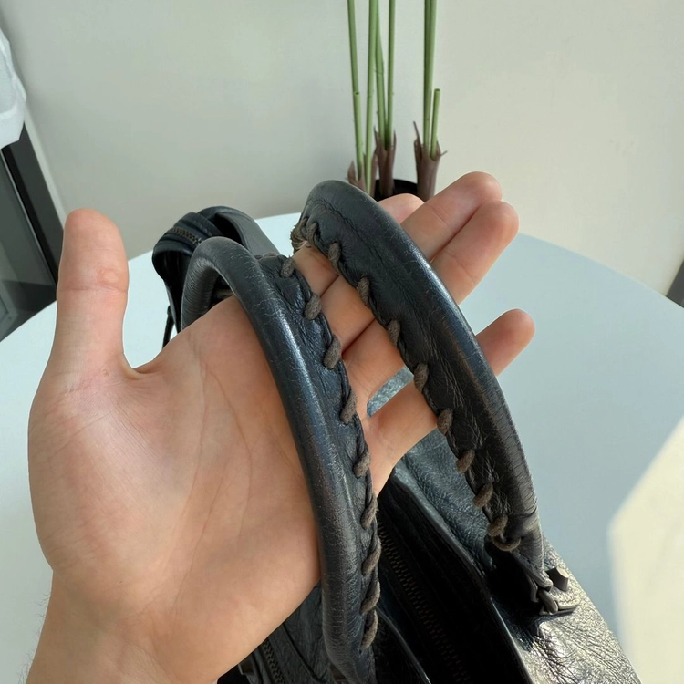 발렌시아가 모터백 숄더백 미듐 이미지