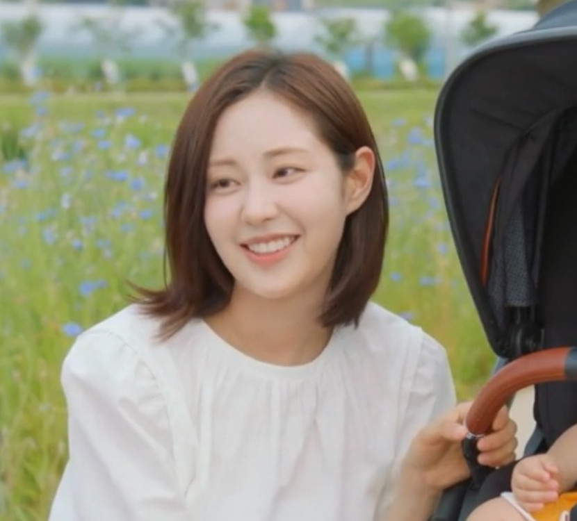 시에 소피아 셔링 블라우스 화이트 이미지