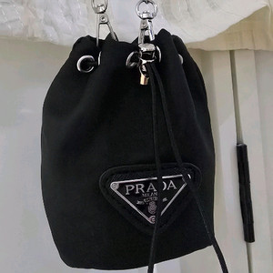 프라다 가방 이미지