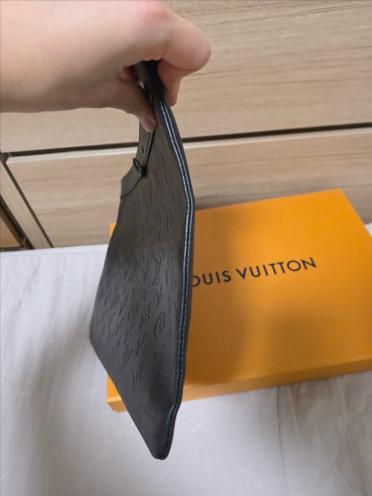 루이비통 쉐도우 포쉐트 모노그램 클러치 블랙 이미지