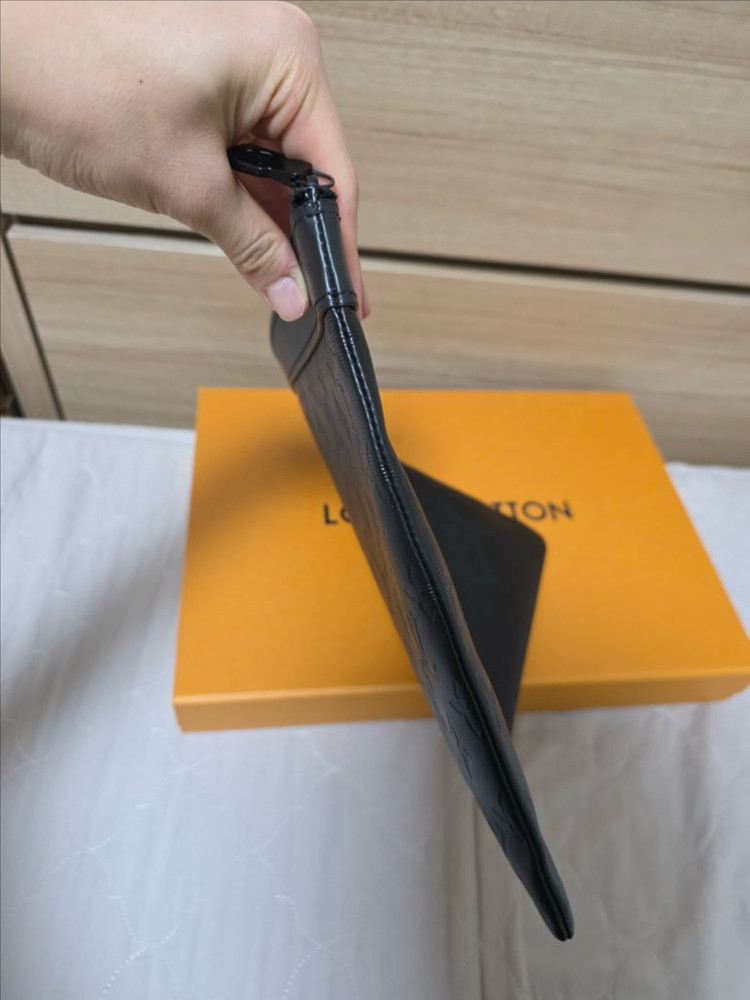 루이비통 쉐도우 포쉐트 모노그램 클러치 블랙 이미지