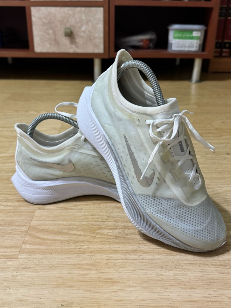 나이키 줌 플라이 3 메탈릭 실버 이미지