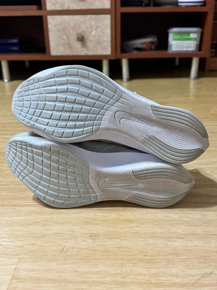 나이키 줌 플라이 3 메탈릭 실버 이미지