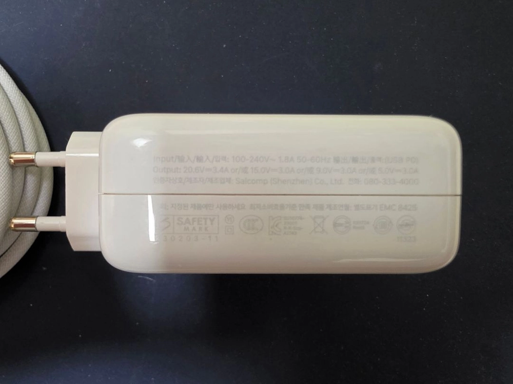 맥세이프 70W USB-C 충전기(A2743) + 240W USB-C 충전 케이블(2m) 이미지