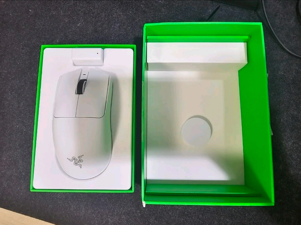레이저 바이퍼 V3 Pro 화이트 에디션 게이밍 마우스 박스O 이미지