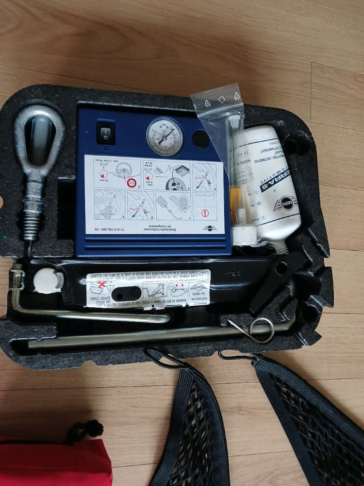 미니쿠퍼 R56 타이어 수리 키트 이미지