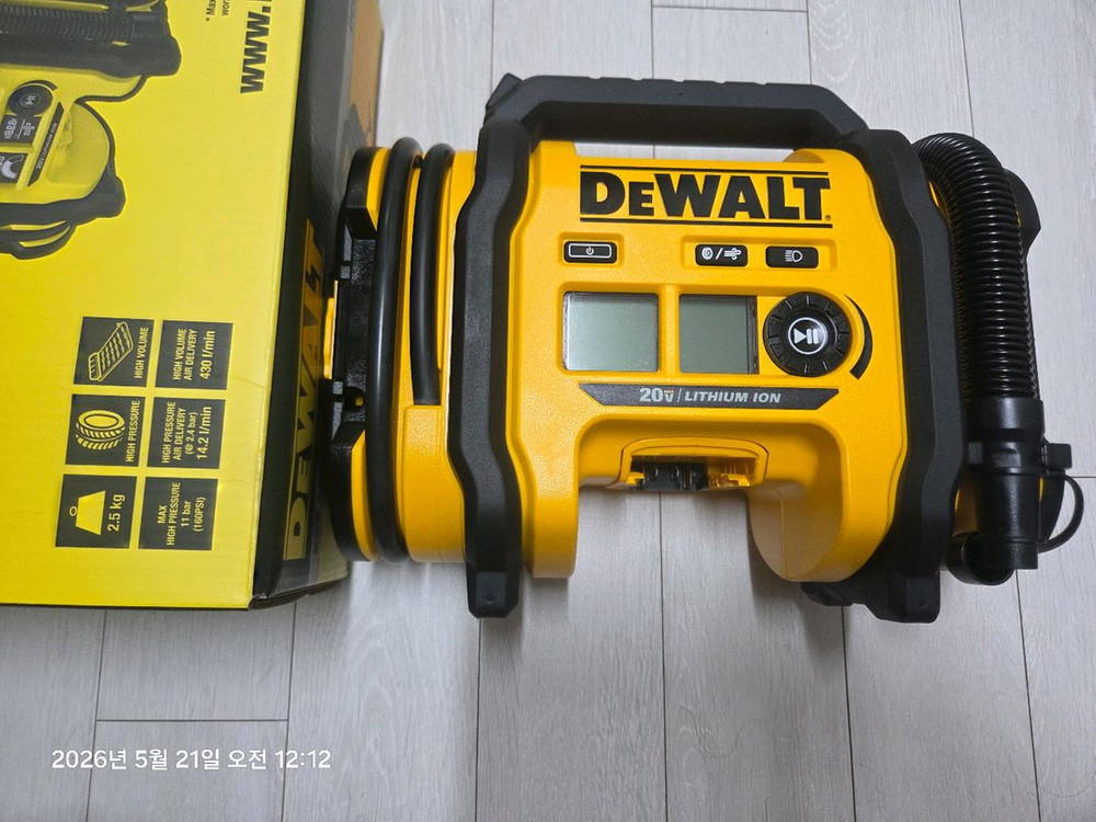 디월트 여러가지 함마드릴 코너드릴 밴드쏘 실타카 대포 송풍기 멀티컷터 열풍기 구리스건 실리콘건 배터리 충전기 실타카 이미지