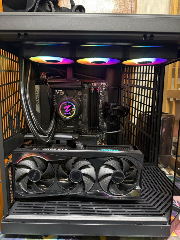 기가바이트 어로스 풀셋 y70 빌드 rtx5070 이미지