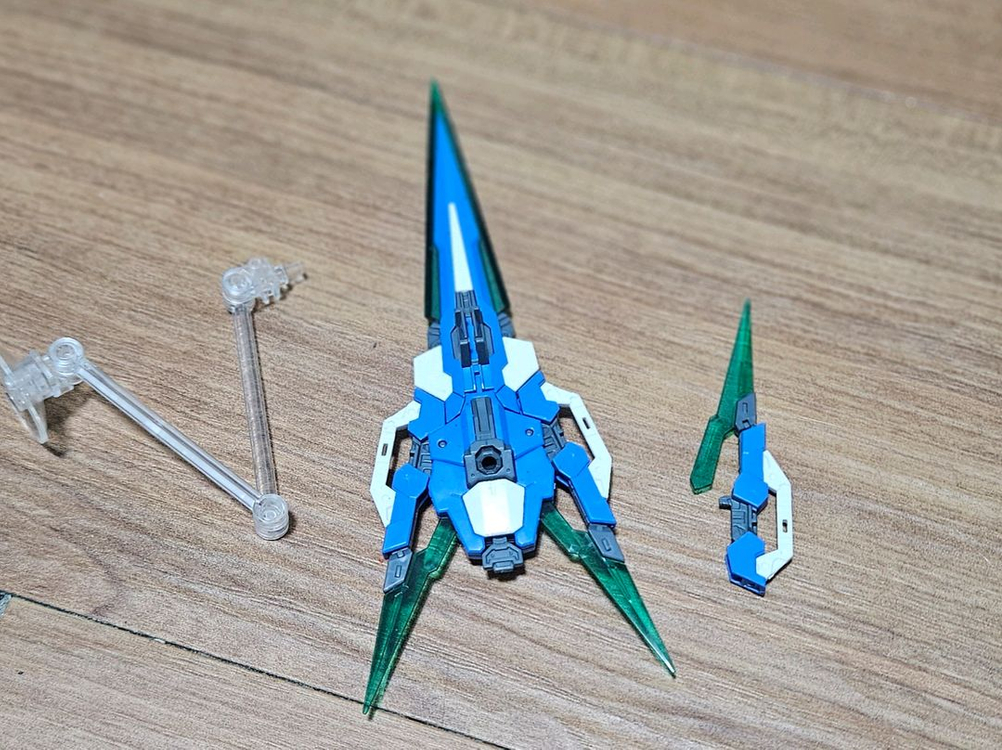 RG 더블오 퀀터 풀세이버 (일부조립) 이미지